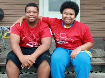 Volunteers Kaia and Kiernan